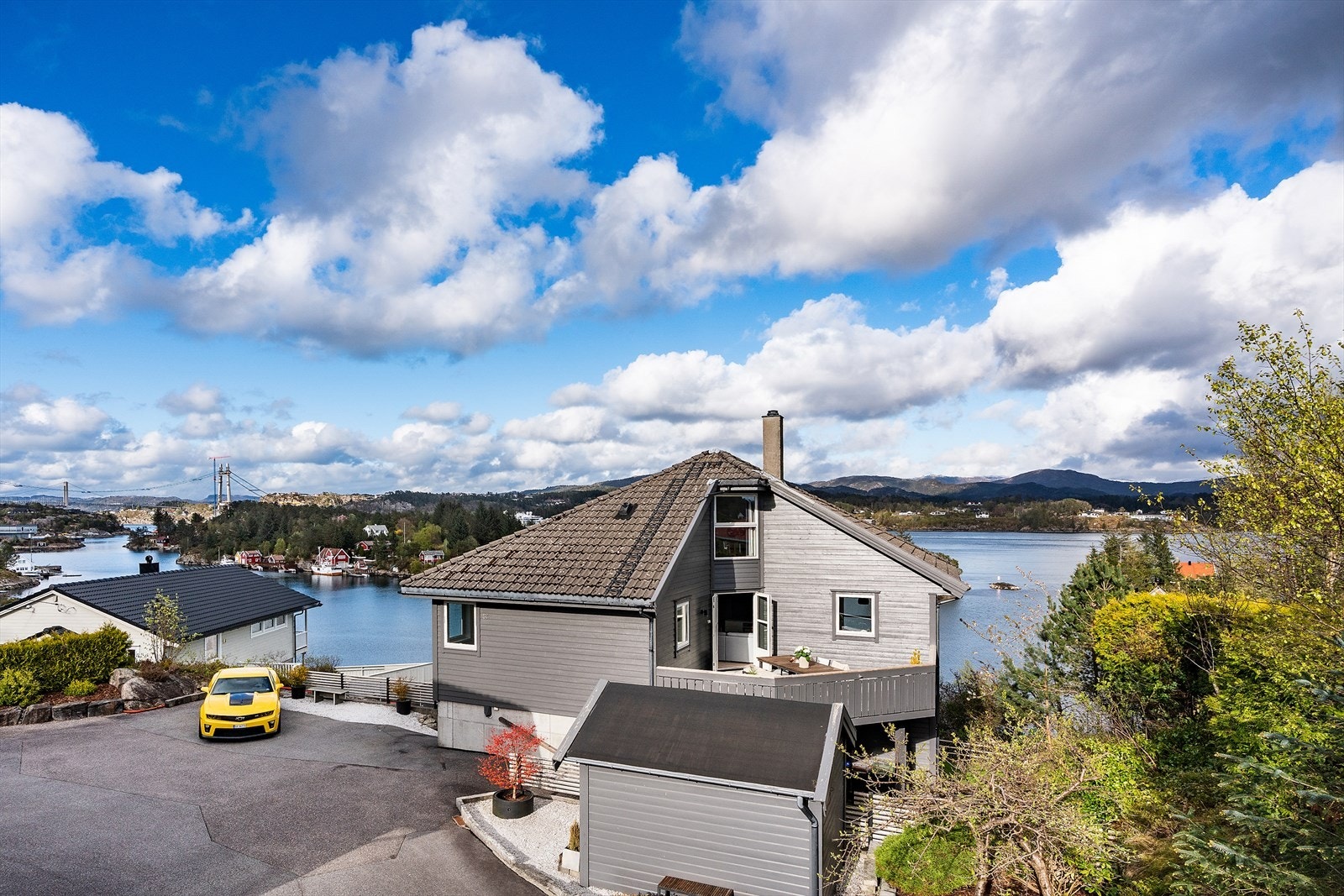 En romslig og innholdsrik enebolig med nydelig sjøutsikt og flotte bokvaliteter. Galleribilde