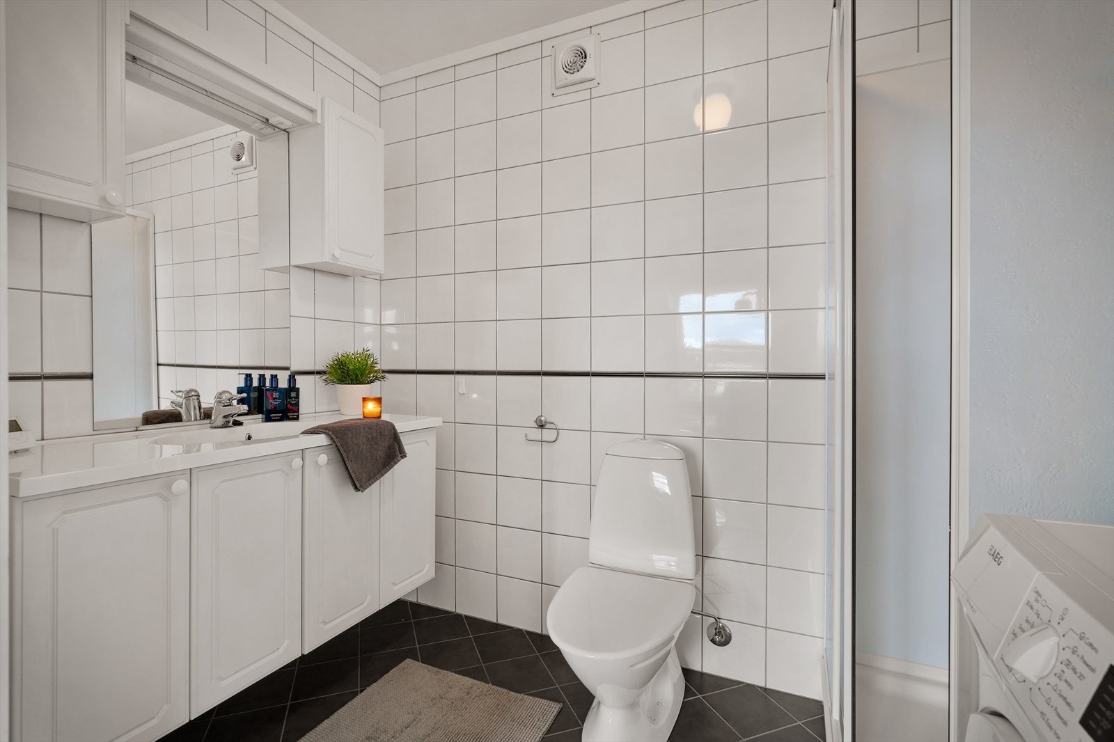 Badet i kjelleren er kombinert bad/vaskerom og er flislagt med vannbåren gulvvarme. Galleribilde
