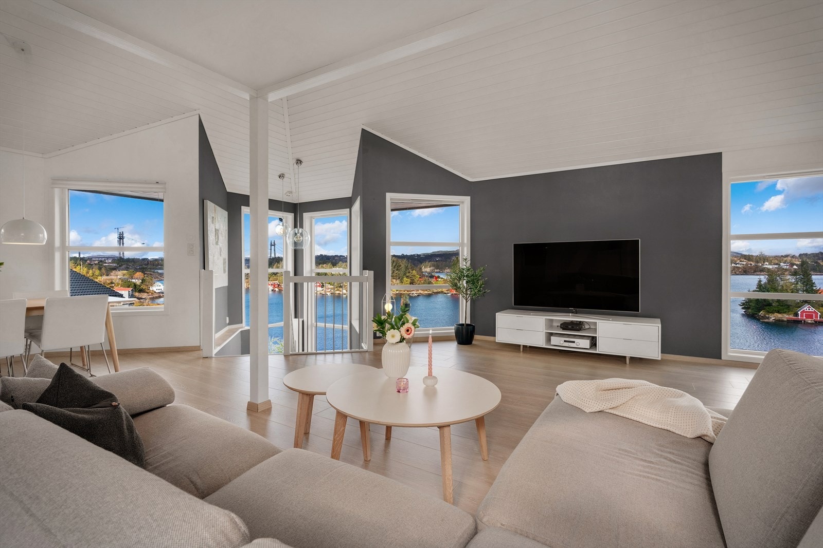 Praktfull beliggenhet med storslått utsikt fra boligen over sjø og innseilingen til Bergen sentrum Galleribilde