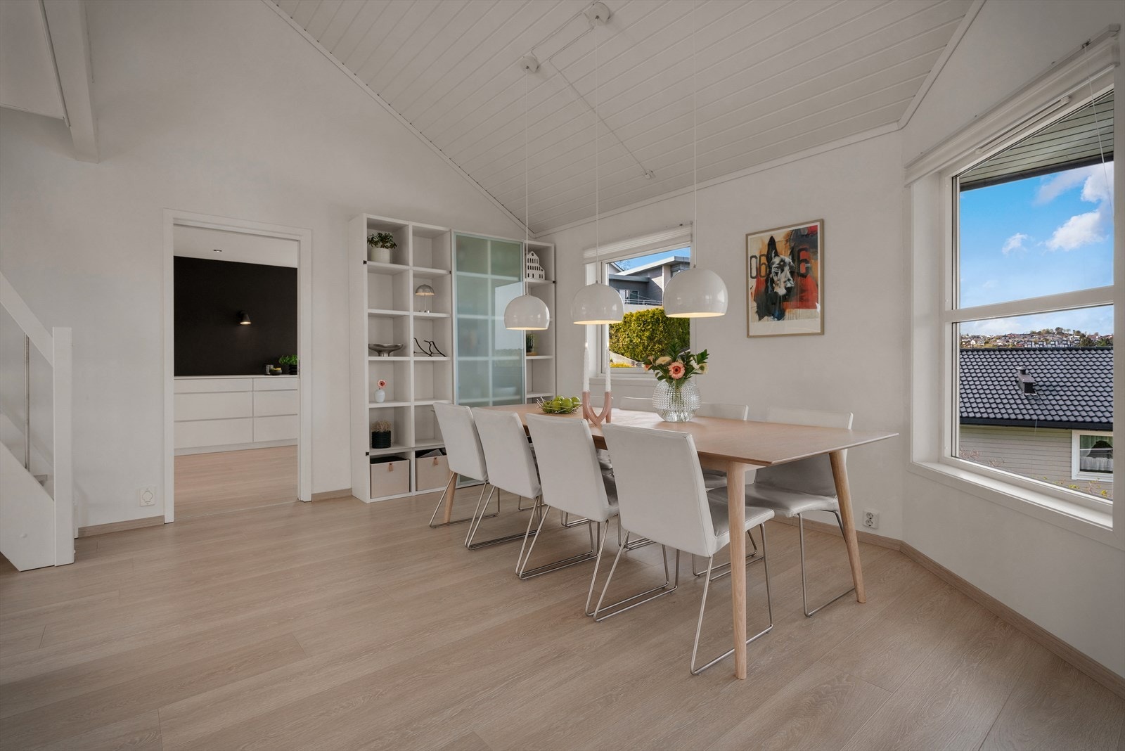 Spisestuen er naturlig plasser ved boligens kjøkken. Galleribilde