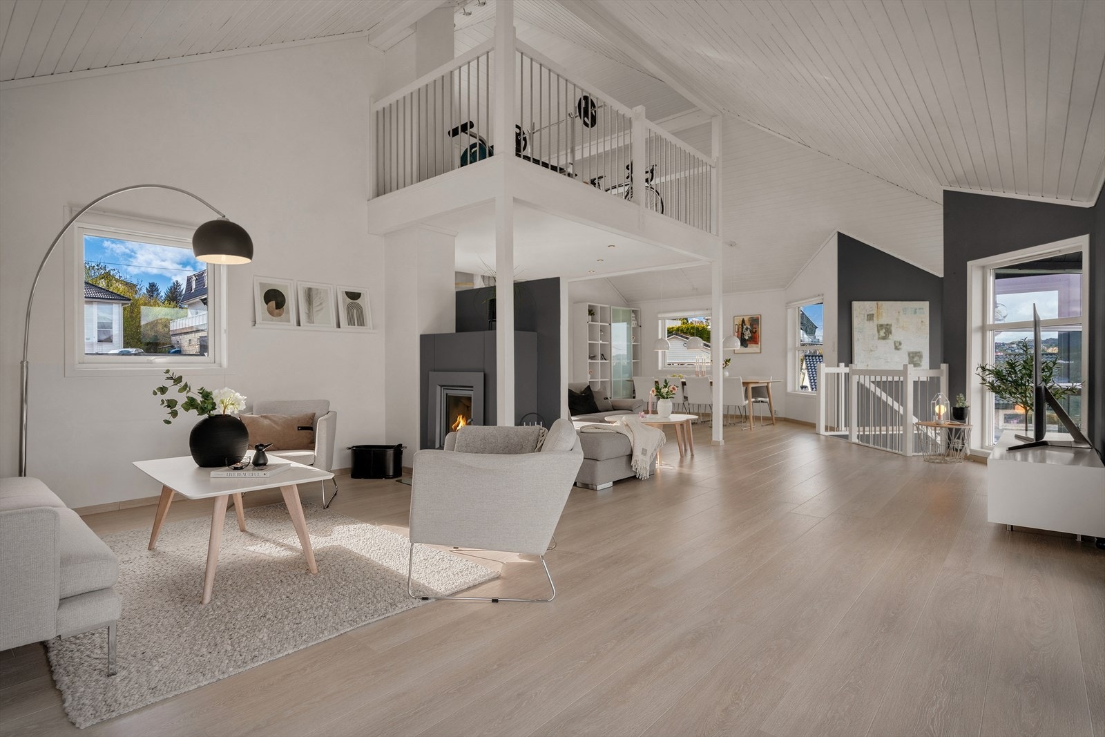 Rommet har en generøs takhøyde som skaper en luftig atmosfære. Galleribilde