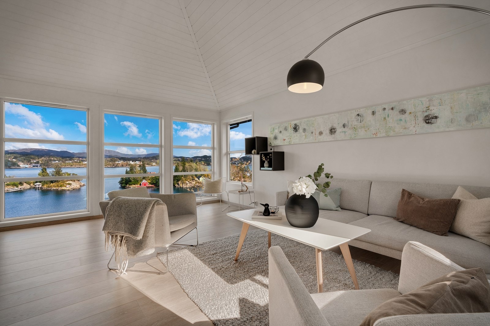 Store vindusflater slipper inn rikelig med dagslys og gir flott utsikt mot sjøen. Galleribilde