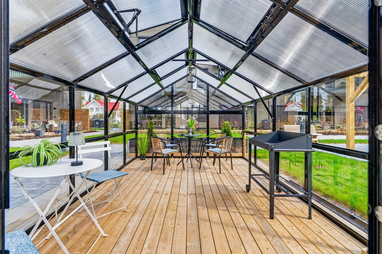Finnes det både pergola, bocciabane samt praktisk verktøy- og delebod. Her får du et sosialt og moderne bomiljø med gode møteplasser både ute og inne. Galleribilde