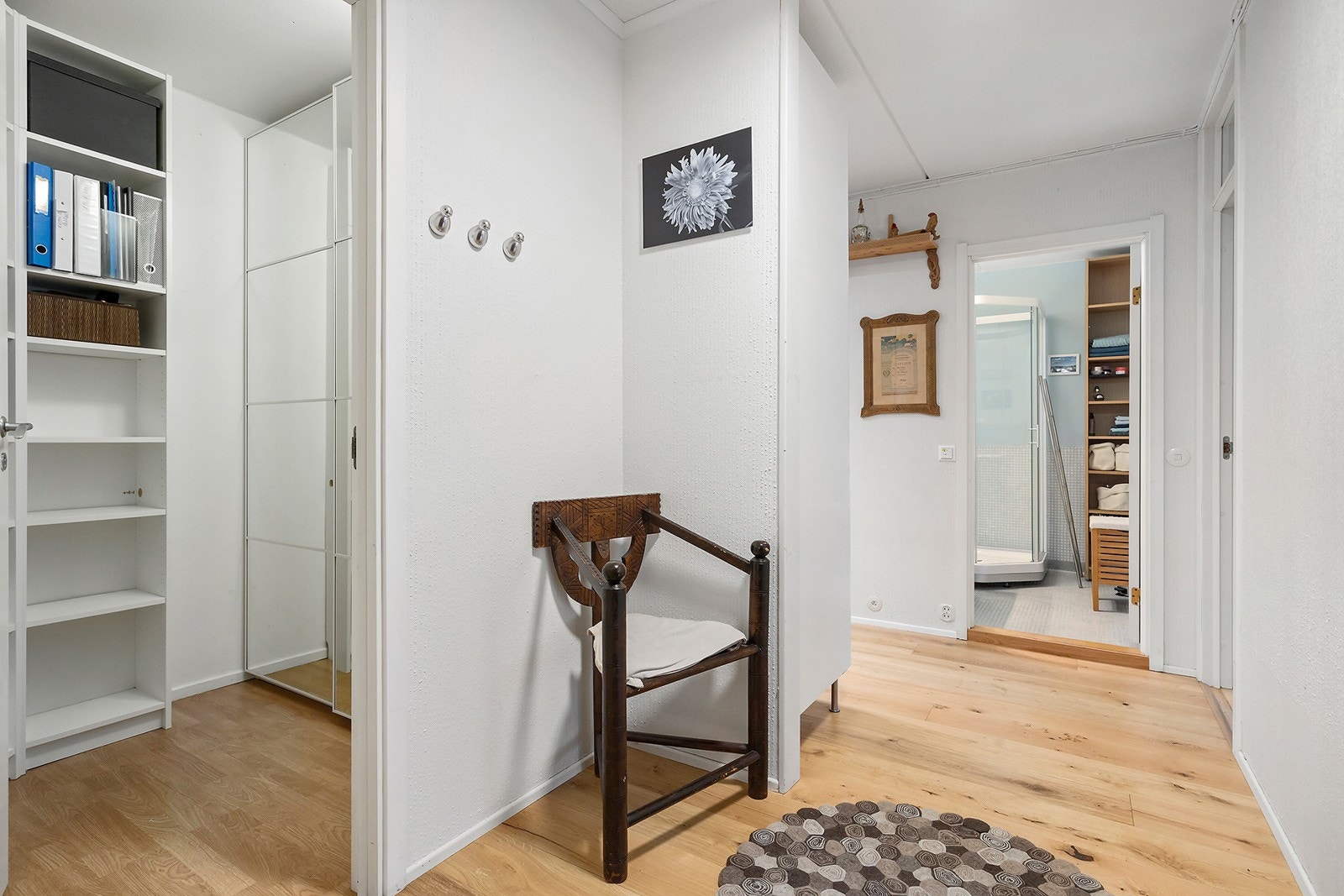 Entrè med bod/hjemmekontor og porttelefon Galleribilde