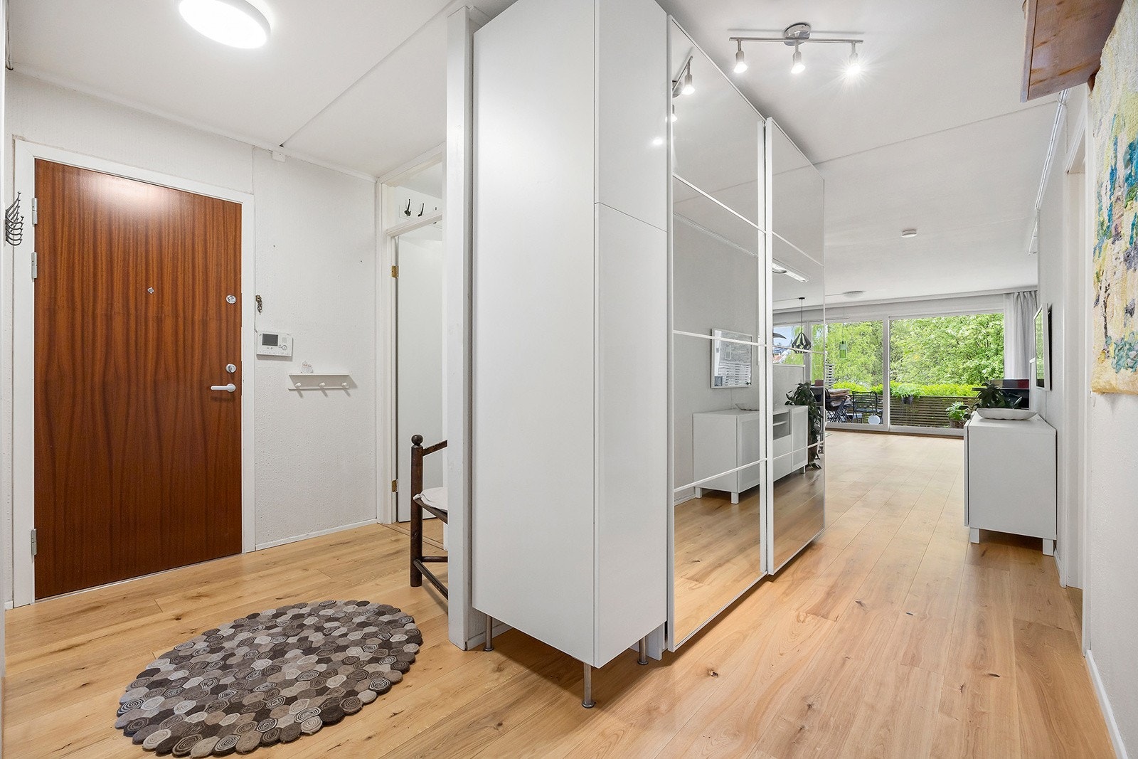 Stor entre med speilgarderobe Galleribilde
