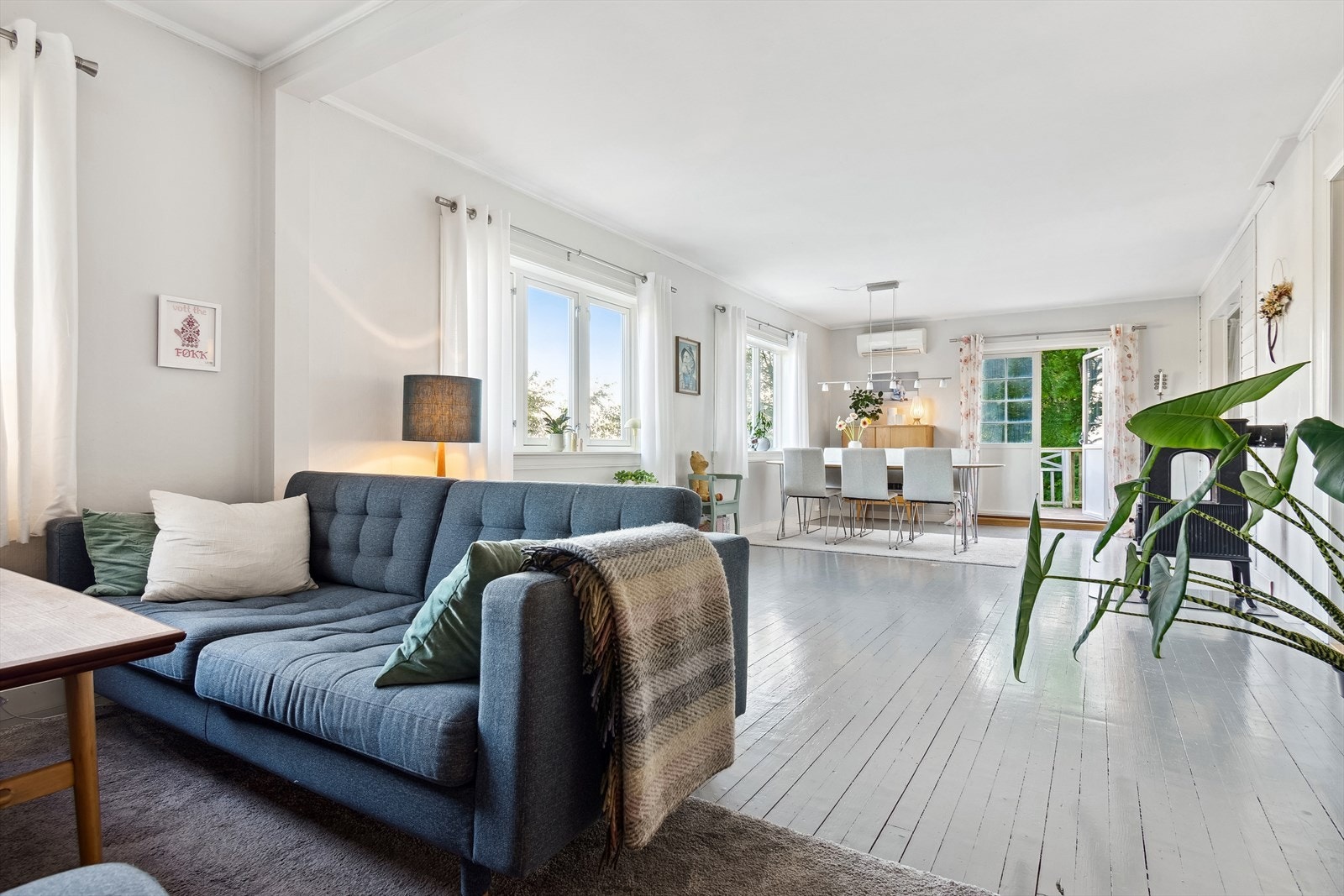 Boligen varmes opp med varmepumpe, vedovn og panelovner. Galleribilde