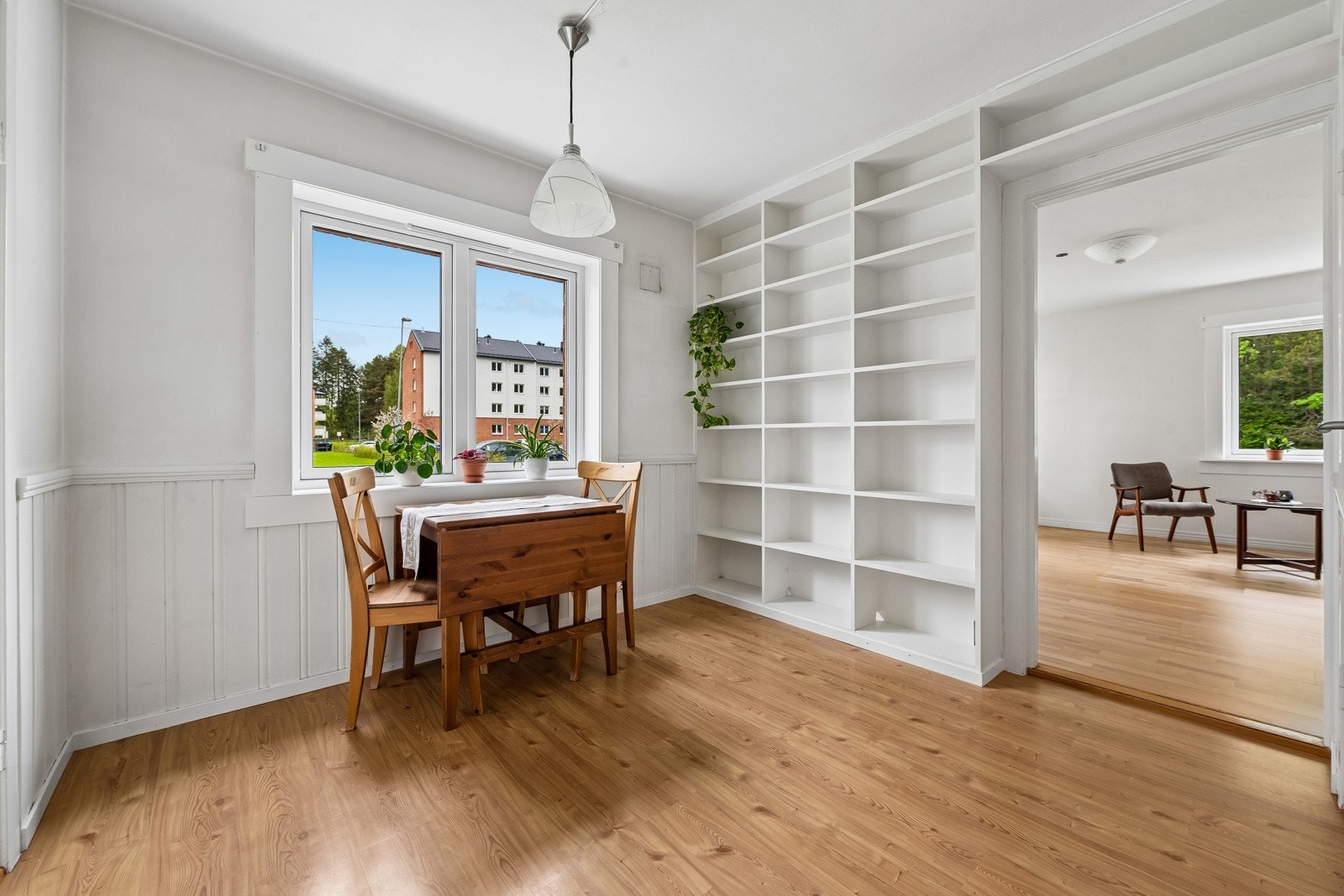 Fra kjøkken er det direkte adkomst til fin og stor spisestue med god plass til spisebord. Plassbygde bokhyller. Galleribilde
