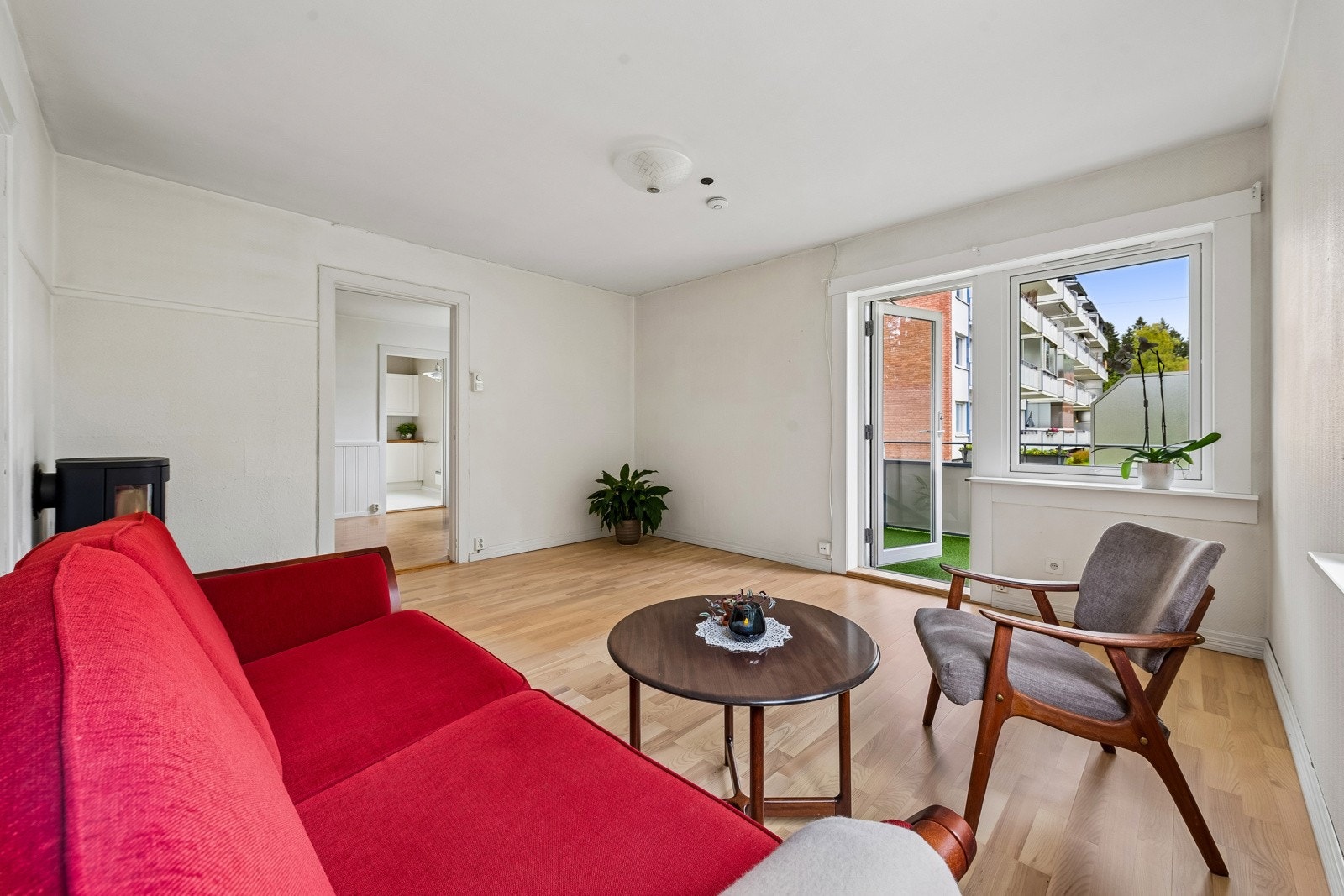 Utgang til sydvendt balkong på 7m² med balkonggress på balkongdekke. Galleribilde