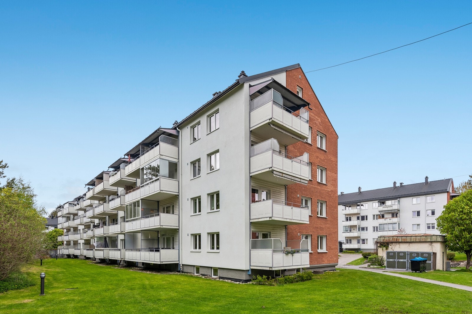 Blokken ligger fint og skjermet til i rolig boligområde. Galleribilde