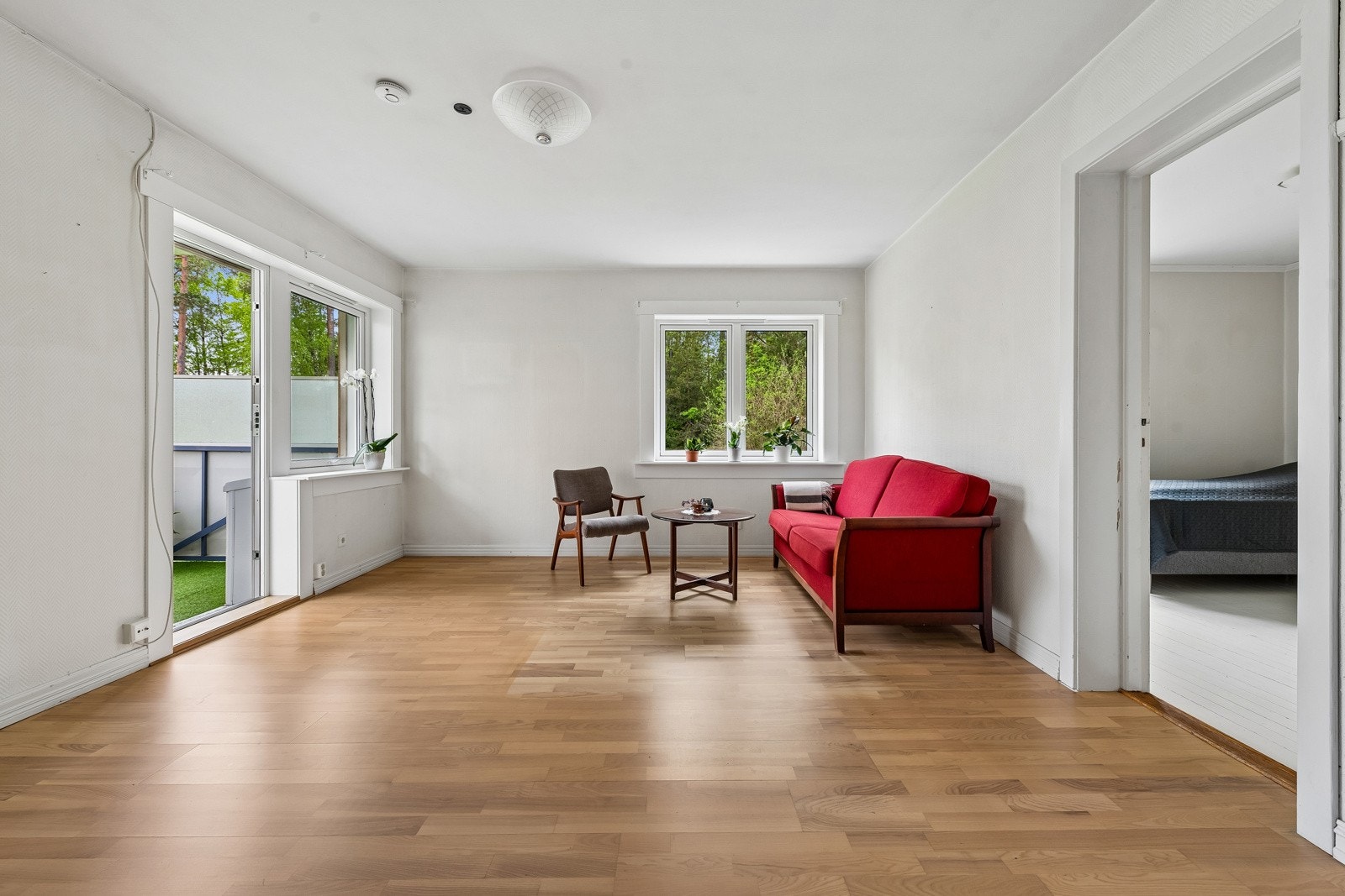 Lys og romslig stue med flere innredningsmuligheter og god plass til sofagruppe, tv-møbler og spisebord. Galleribilde