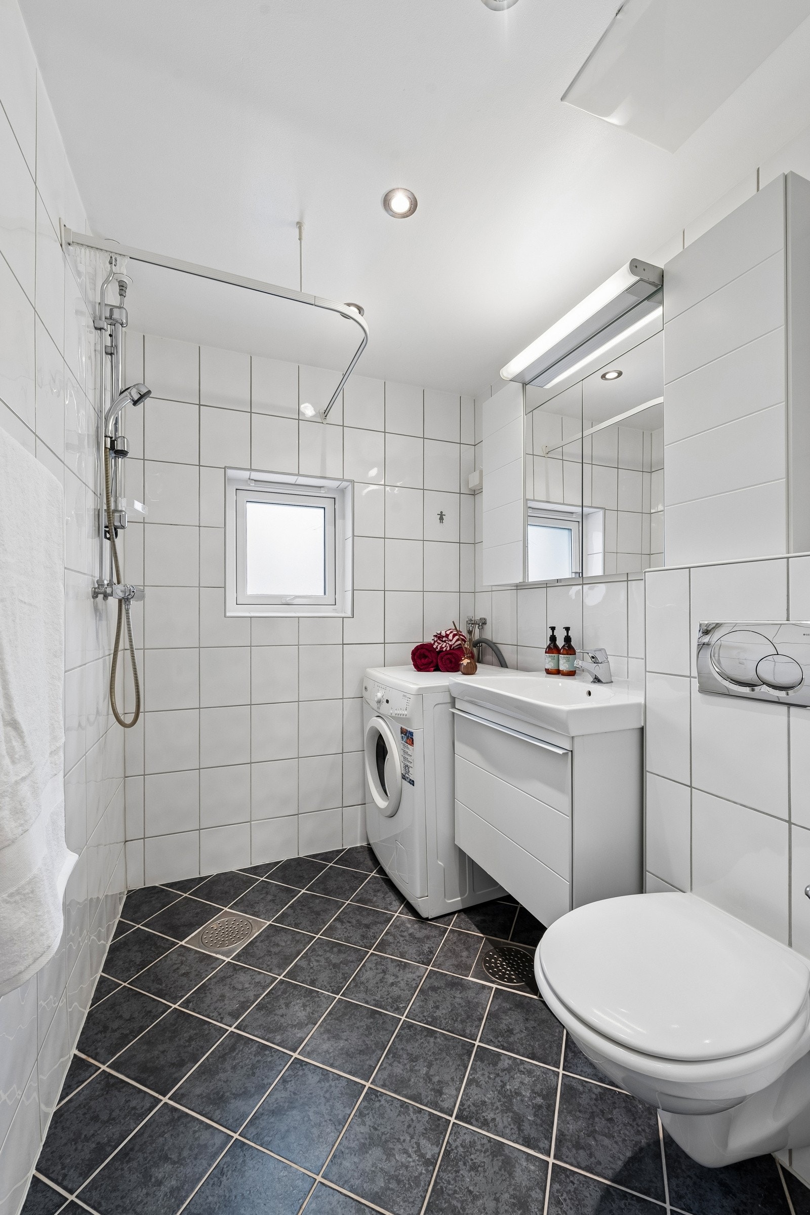 Flislagt bad/wc med gulvvarme og downlights i himling. Badet ble rehabilitert i regi av borettslaget i 2008 med nye overflater, membranløsninger, sanitærutstyr, sluk og røropplegg. Galleribilde