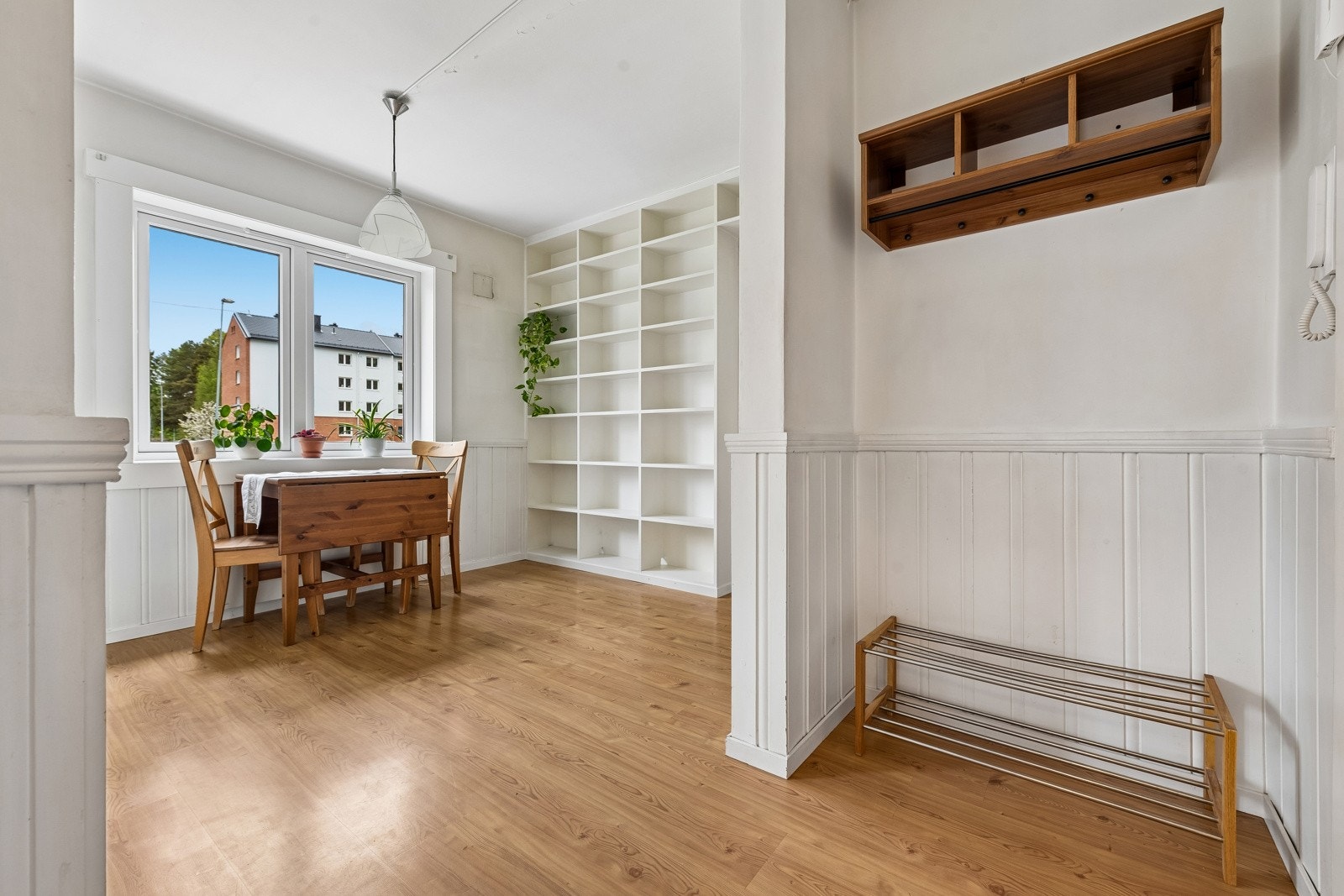 Entré med fin plass til sko og oppheng av ytterklær. Galleribilde