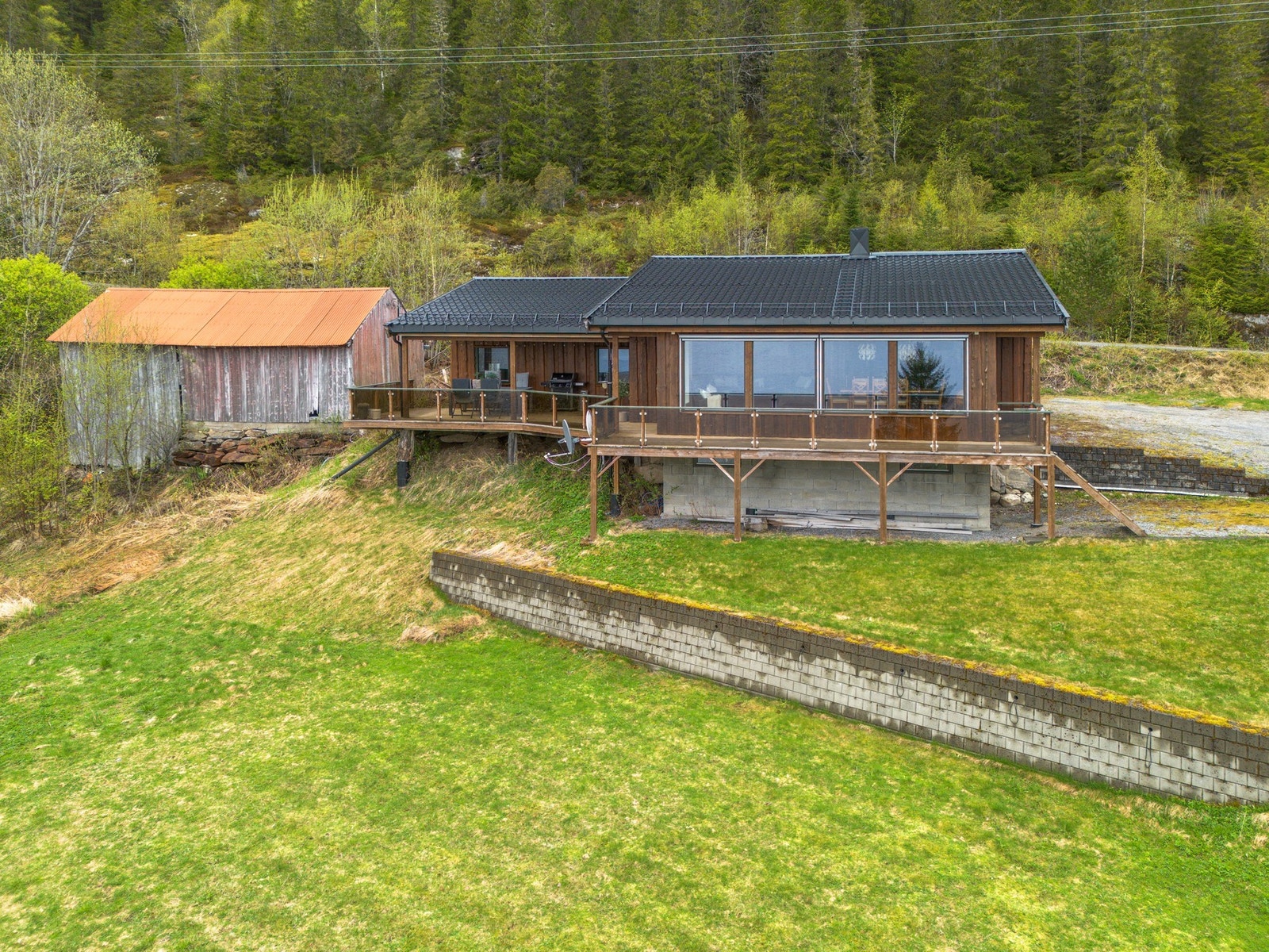 Enebolig med garasje og en svært romslig eiendom på ca 4,8 daa med pen beliggenhet som grenser til sjøen! Galleribilde