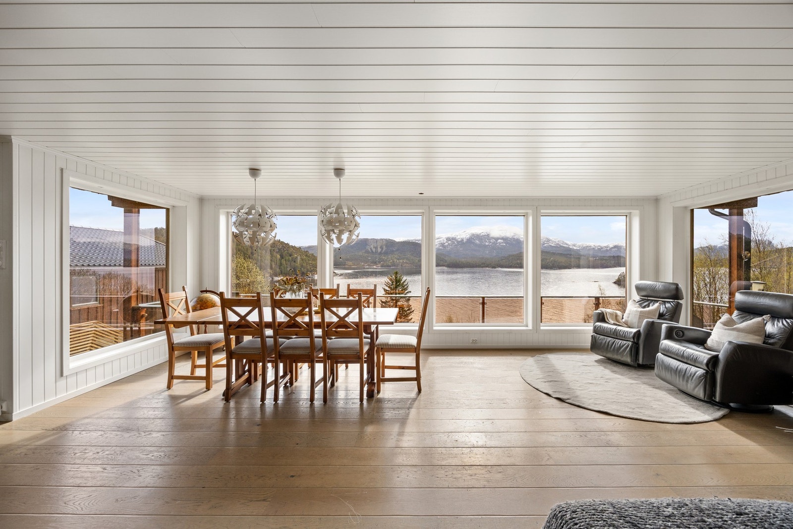 Generøse vindusflater som er med på å invitere naturen inn! Galleribilde