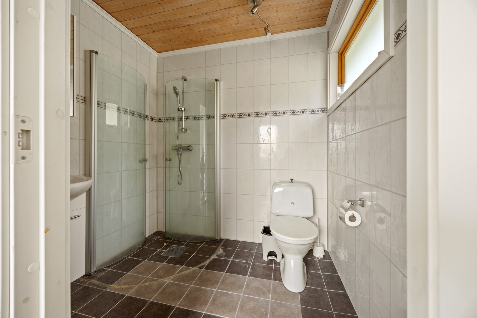 Garasje. Bad/WC - ca 3,5 kvm. Utstyrt med servantskap, toalett og innfellbare dusjdører. Galleribilde