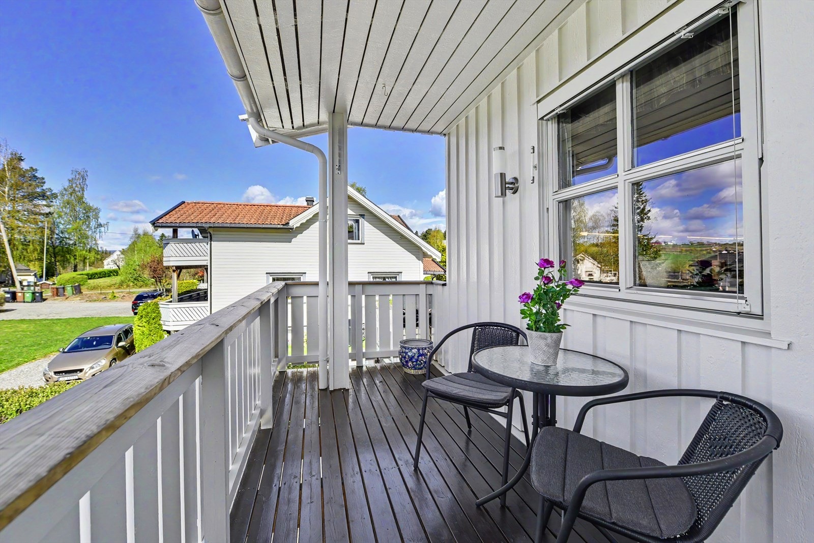 Den vestvendte verandaen er på 6 m² og har takoverbygg. Galleribilde
