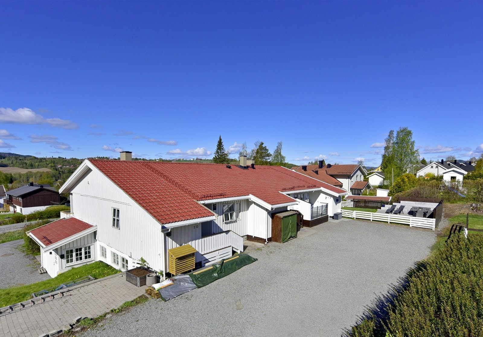 Boligbygget ble oppført i 1994 og har stående utvendig trekledning. Galleribilde