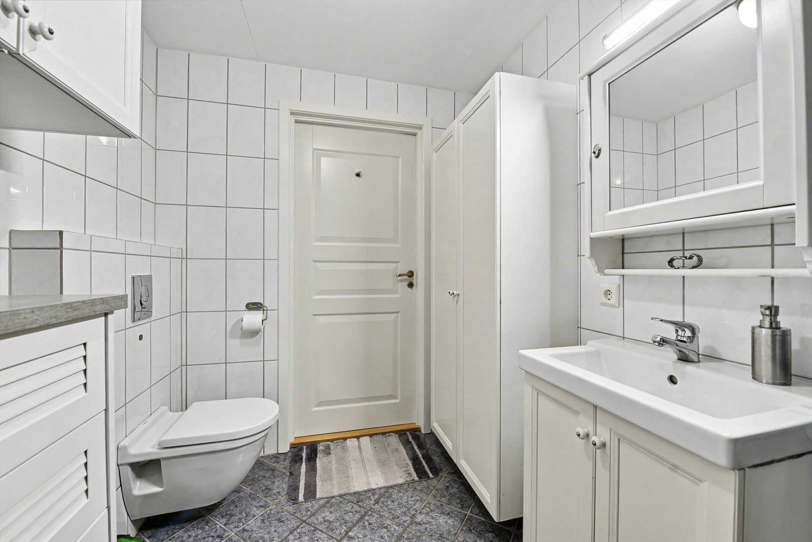 Badet er utstyrt med gulvvarme, vegghengt toalett og servant med underskap. Rommet ble pusset opp i 2008. Galleribilde