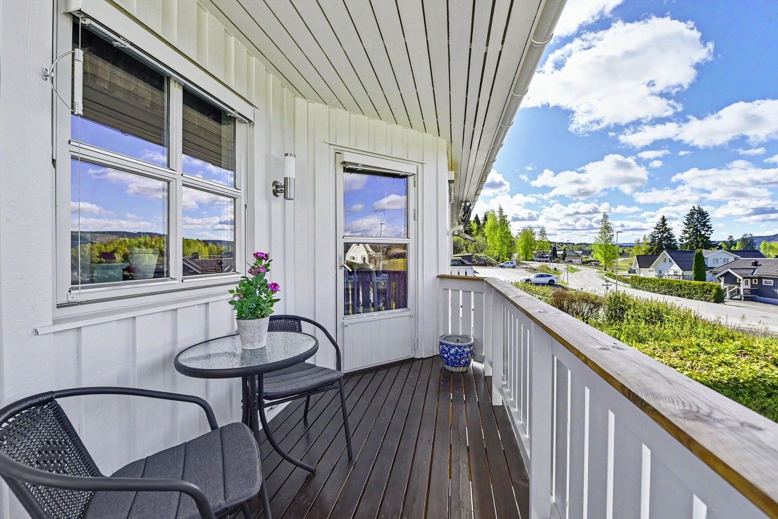 Boligen har to uteplasser: en vestvendt veranda og en terrasse ved inngangspartiet mot øst. Galleribilde