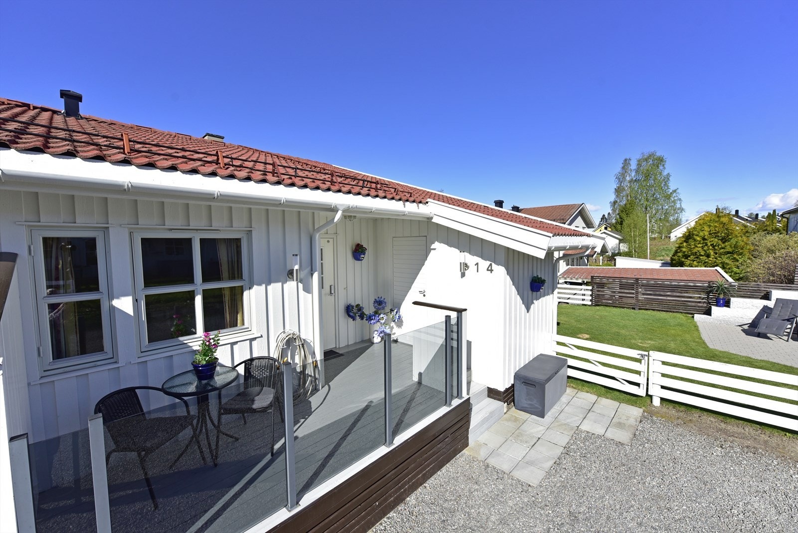 Terrassen ved inngangspartiet er på 8 m² og har glassrekkverk. Galleribilde