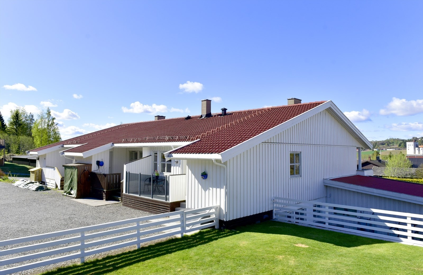 Eiendommen har en gruset gårdsplass. Galleribilde