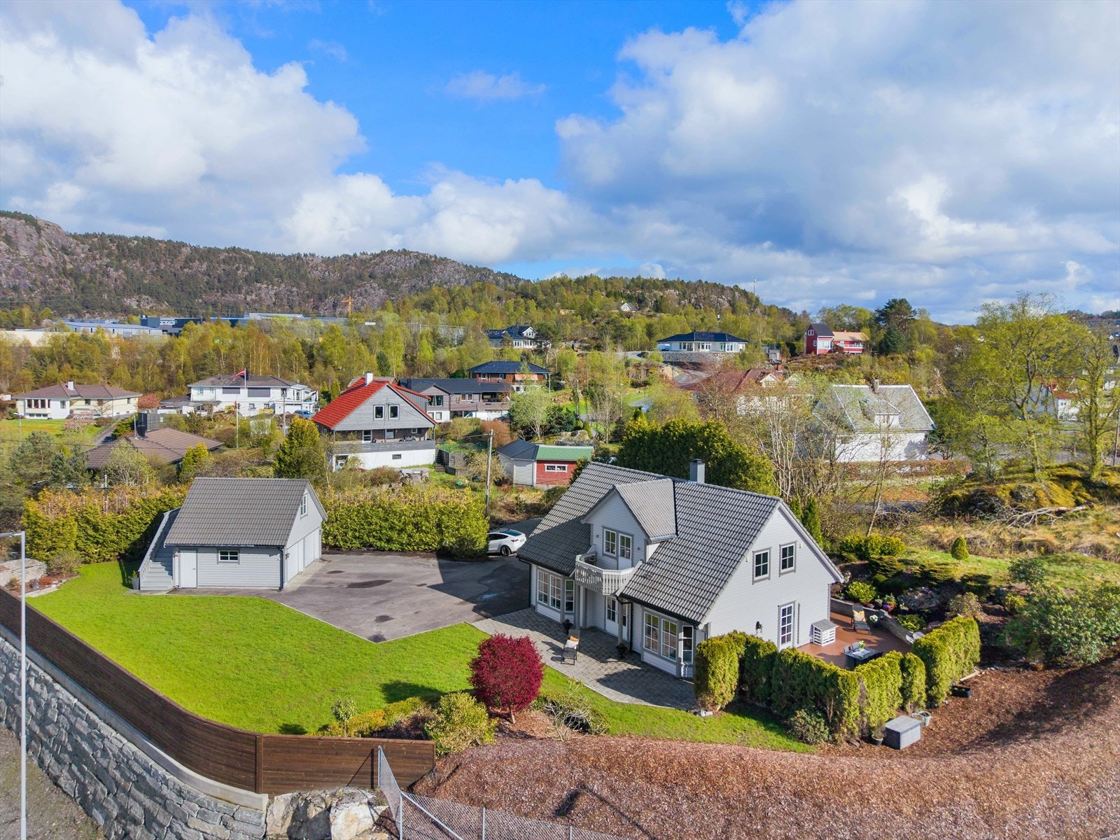 Flotte turområder omkranser boligen. Bl.a. Dronningen, Brikafjellet, Kolbeinsvarden eller rundt Ingersvannet. Galleribilde