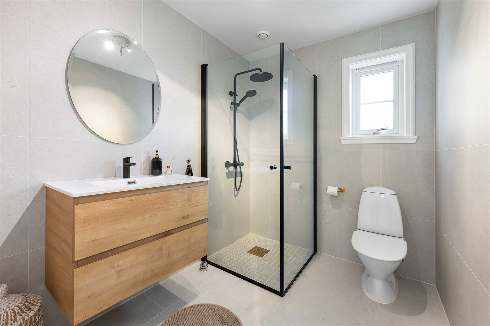 Badet ble oppgradert i 2026 og er virkelig lekkert. Det er helfliset med tidsriktige fargevalg og kombinasjoner. Galleribilde