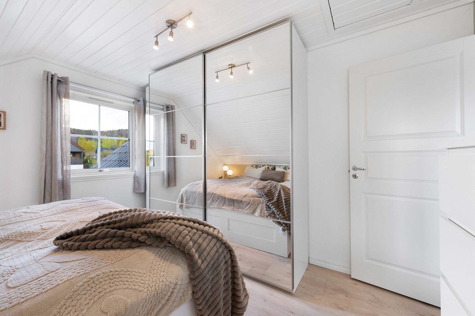Også dette rommet er av god størrelse, ca. 13 kvm. gulvareal. En skyvedørsgarderobe gir god plass til lagring. Galleribilde
