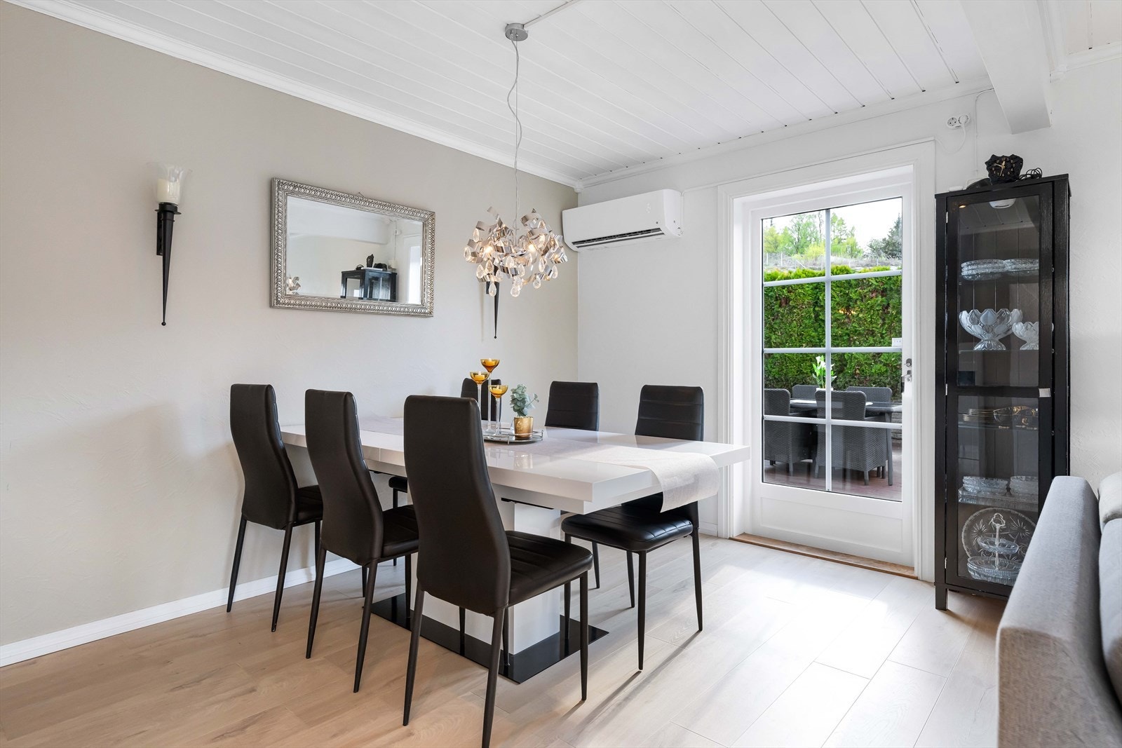 Det er utgang til terrassen i sørvest fra "spisestuen". Galleribilde