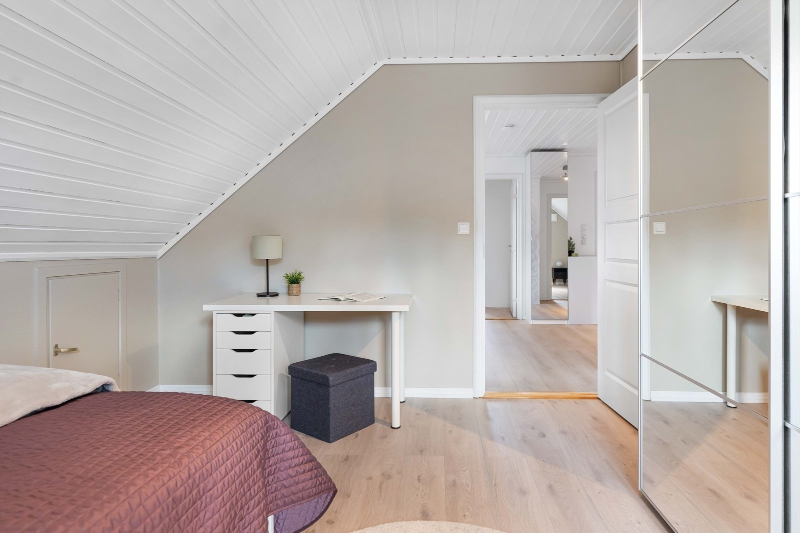 Rommet er godt utnyttet med skap og lagringsplass. Galleribilde