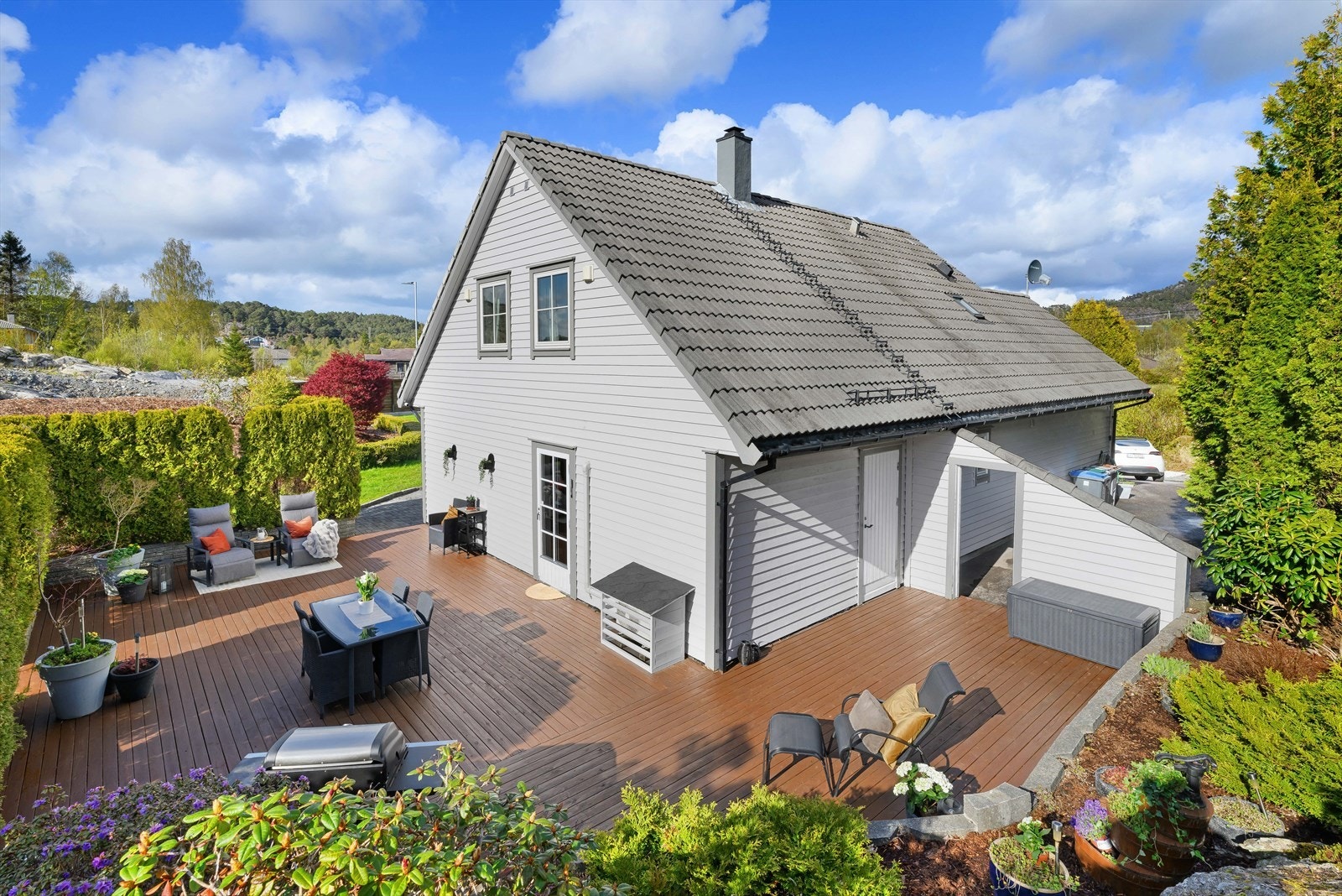 Skjermet uteplass på den solrike sørvestsiden av huset. Galleribilde