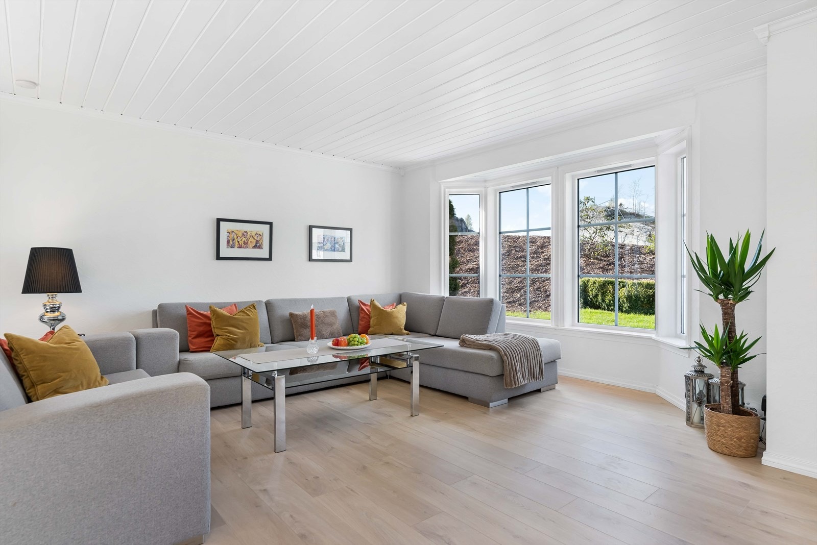 Sofagruppene, med sin plass i karnappen, har sin egen utgang til hagen via dobbeltdør med glassfelt. Galleribilde