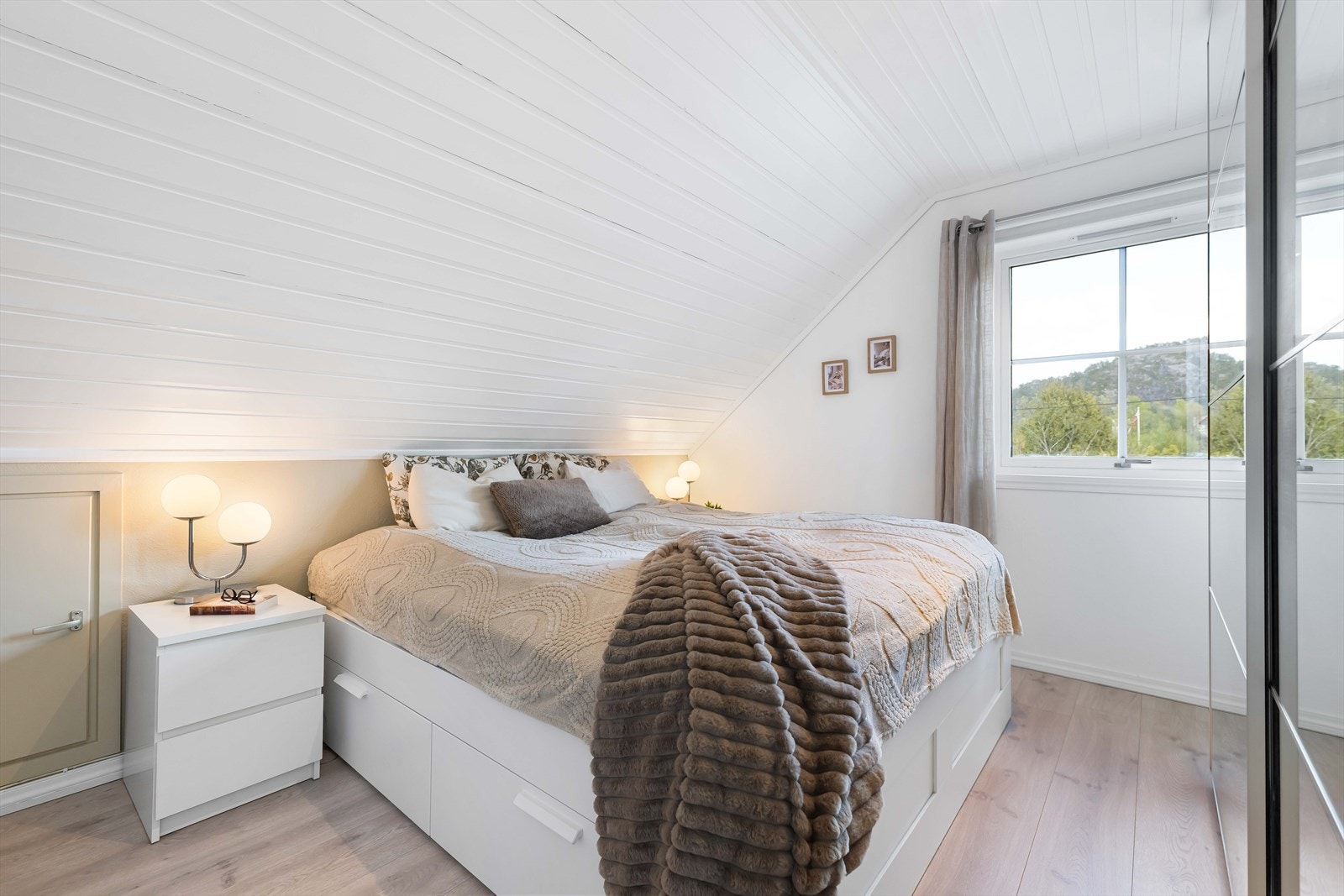 Rommet er godt utnyttet med skap og lagringsplass. Galleribilde