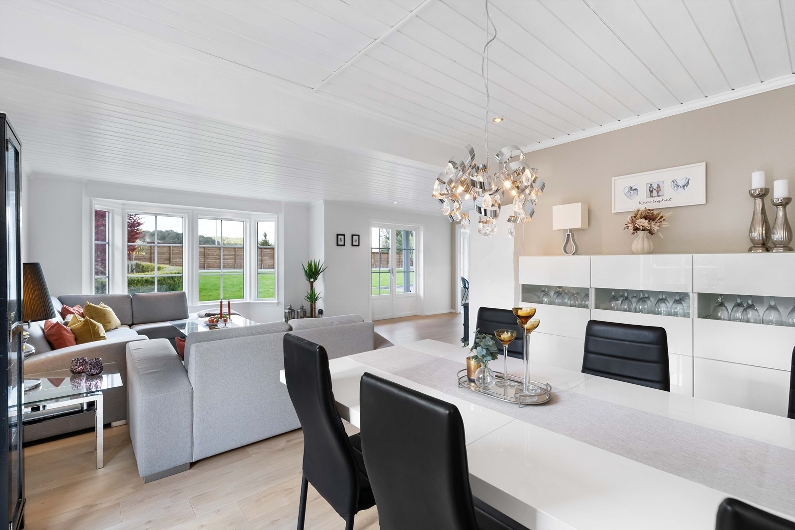 Rommets utforming gjør at både sofagruppen, spisebordet og godstolene kan få sin velfortjente plass. Galleribilde