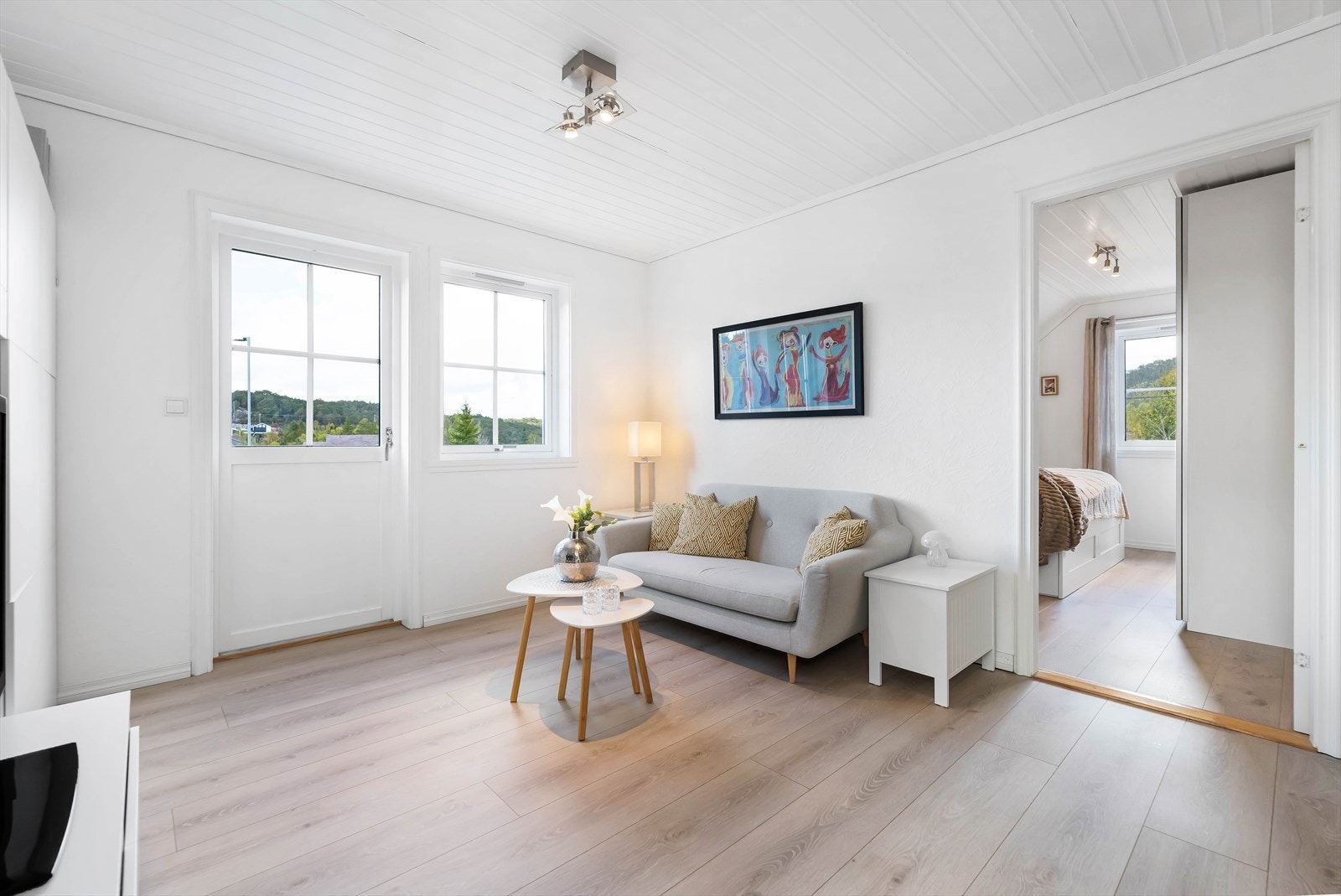 Med trapp fra første etasje kommer en opp i en lys og trivelig loftstue. Galleribilde