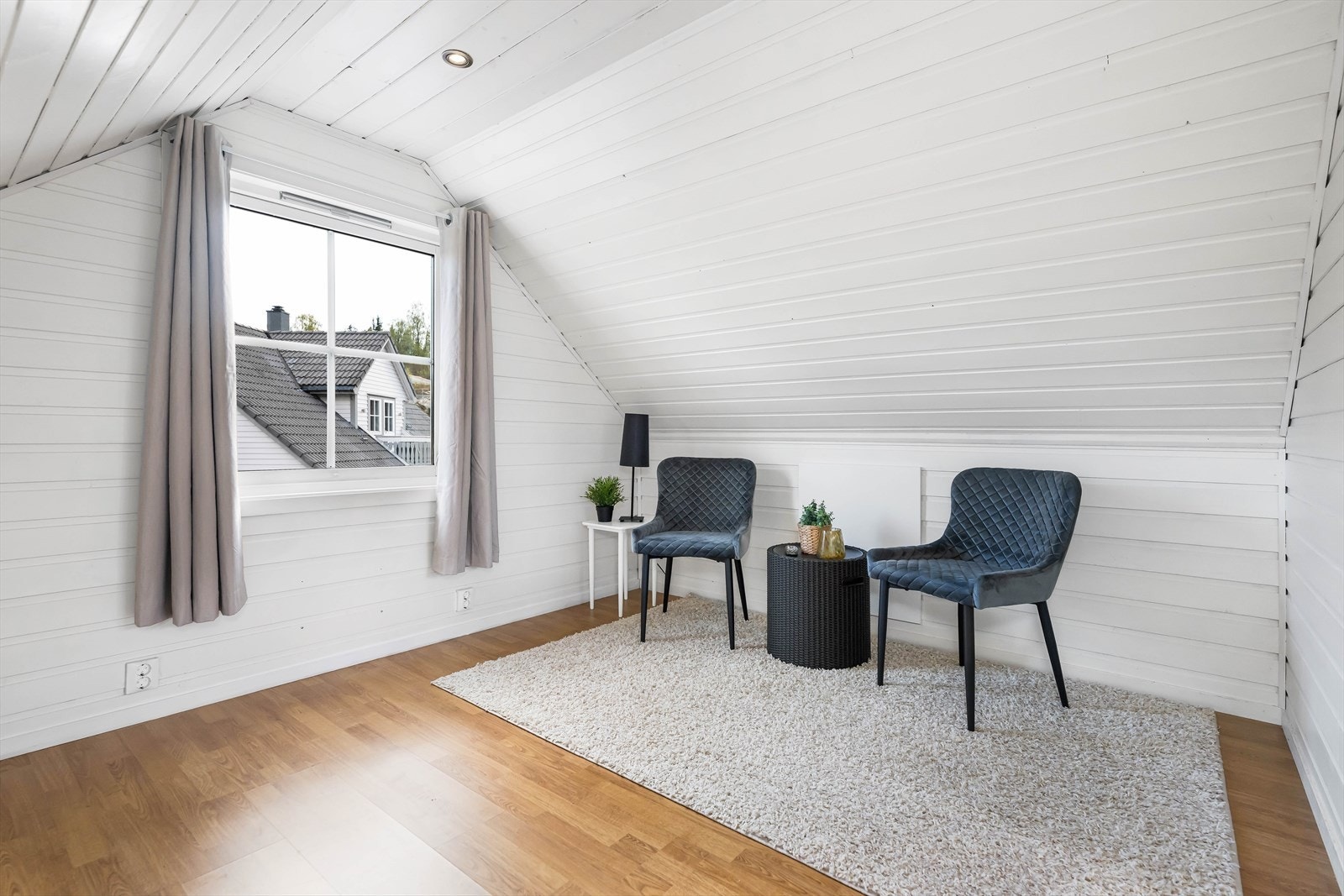 Et stort vindu i gavlen gir rikelig med lysinnslipp. Galleribilde
