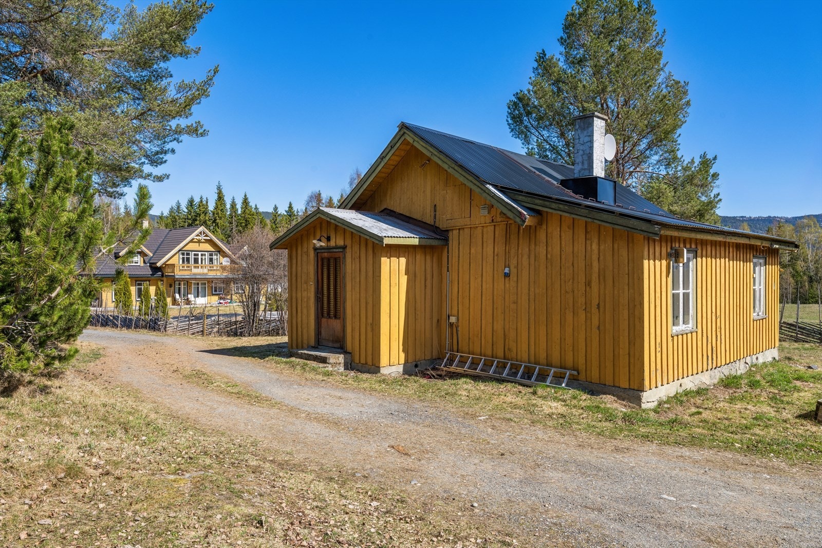 Våningshuset er som nevnt fra 1920 og er i én etasje. Det har en eldre adkomst til vindfang og stue, samt en senere tilbygd gang med adkomst til kjøkken. Galleribilde