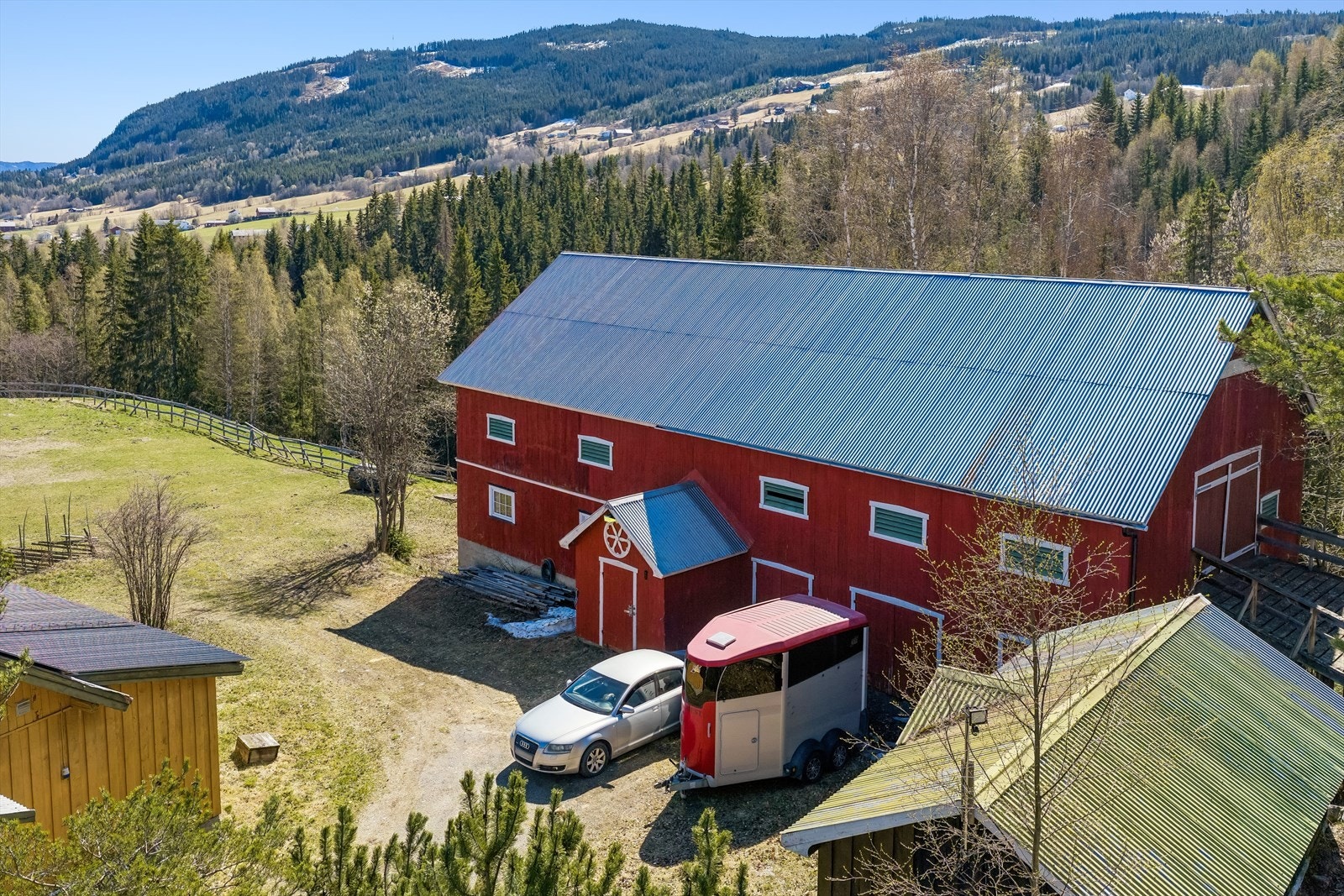 På tundet er det driftsbygningen er fra 1973, og i 2005 ble det her etablert flere stallbokser samt oppussede rom for oppbevaring av utstyr. Galleribilde