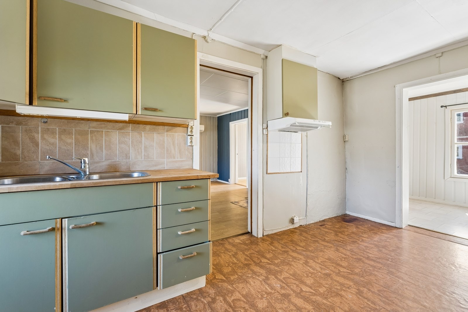 På kjøkkenet er det innredning med malte fronter og benkeplate med nedfelt oppvaskkum. Det er montert kullfilterventilator. Opplegg for vaskemaskin. Galleribilde
