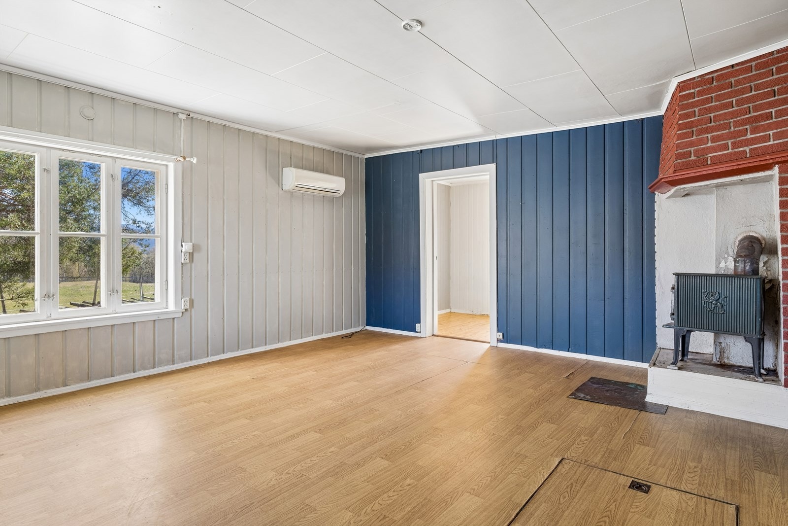 I rommet er det også en eldre varmepumpe. Galleribilde