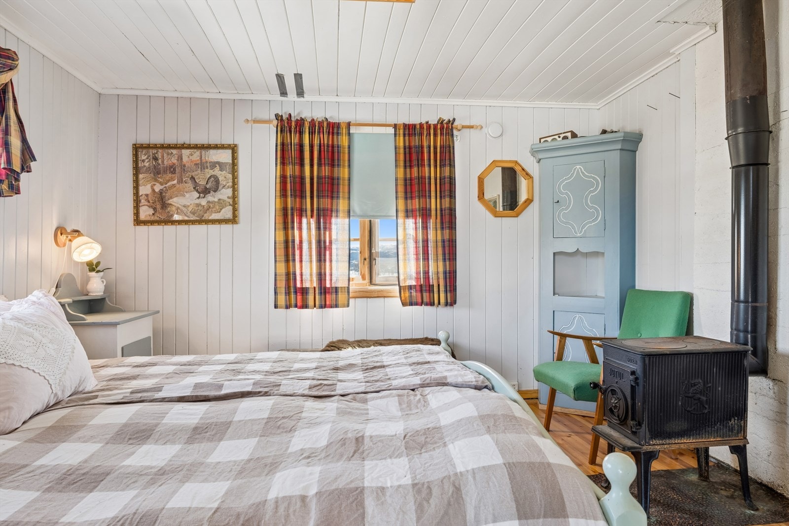 Sælet har innlagt strøm, og på det ene soverommet er det i tillegg en Jøtul vedovn for ekstra oppvarming. Galleribilde