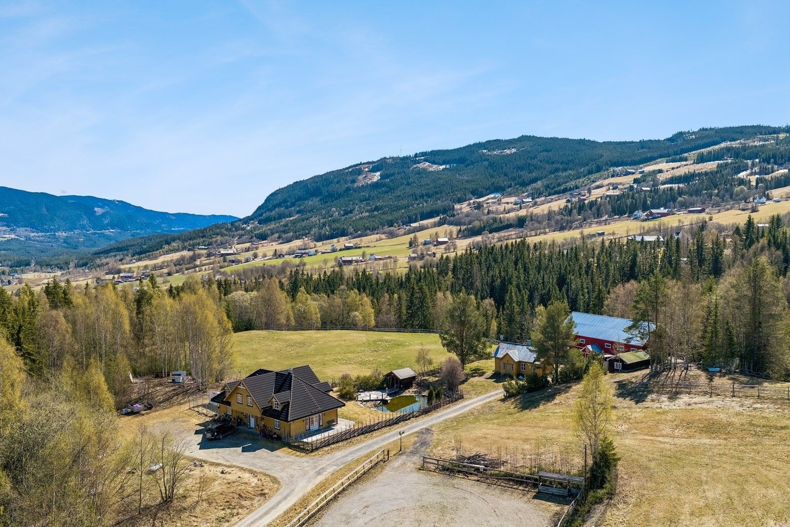 Det meste av den dyrkede jorden ligger nær gårdstunet, og på ett av jordene er det laget en oppgruset ridebane. Galleribilde