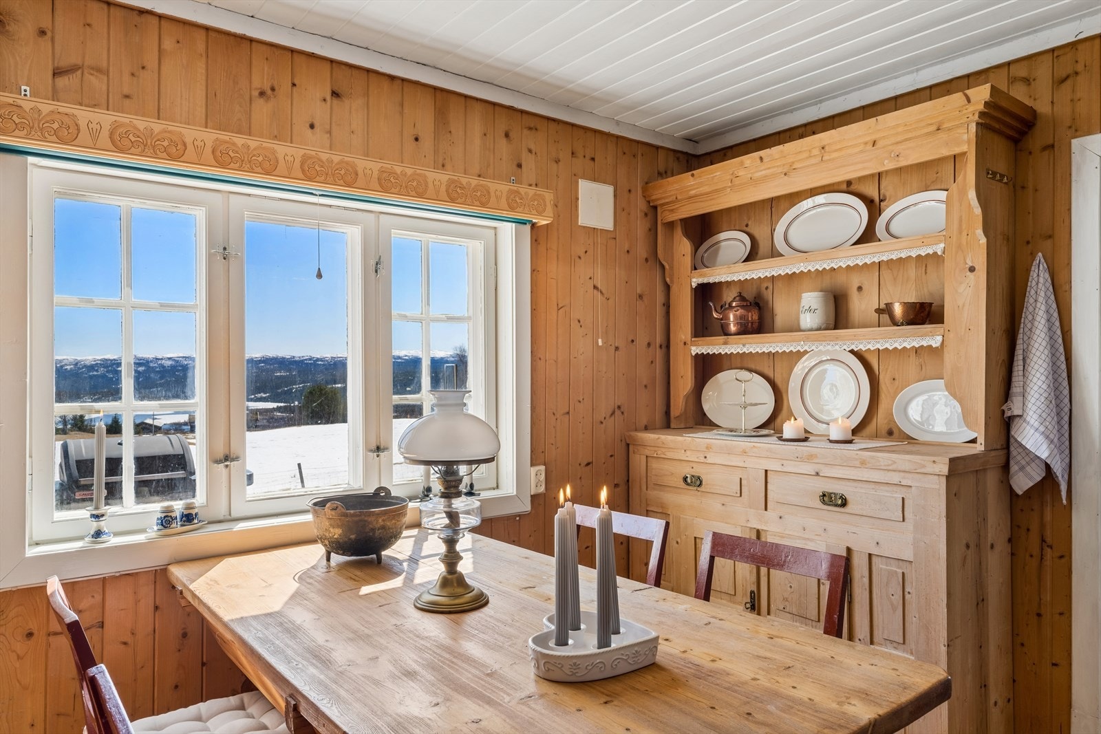 Nær vinduet er det god plass til spisebord og stoler hvor måltider kan nytes med nydelige utsikt utover området. Galleribilde