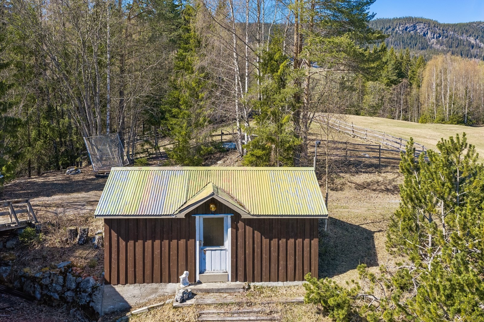 På tunet er det et enkelt, lite hus med ett rom. Huset ble oppført ca. 1950, holder enkel standard og har behov for vedlikehold. Det har i senere tid blitt benyttet som uthus/lager. Galleribilde