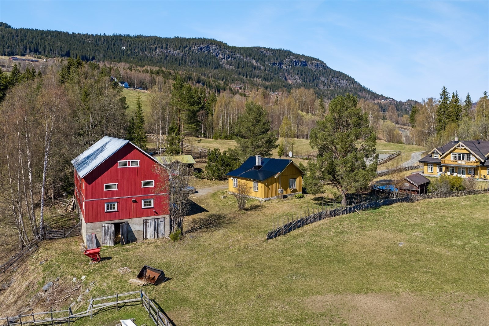 "Fjølamoen" ligger lett tilgjengelig i Åbjør, om lag 5 minutters kjøring fra Leira. Eiendommen ligger i et område med spredt bolig- og gårdsbebyggelse, hvor deler av eiendommen har grense mot elva Åbjøra. Galleribilde