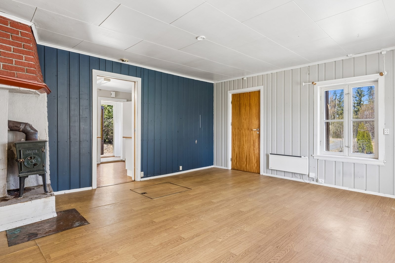 I stua er det åpent og luftig, og i den tidligere gruepeisen er det satt inn en Jøtul vedovn. Galleribilde