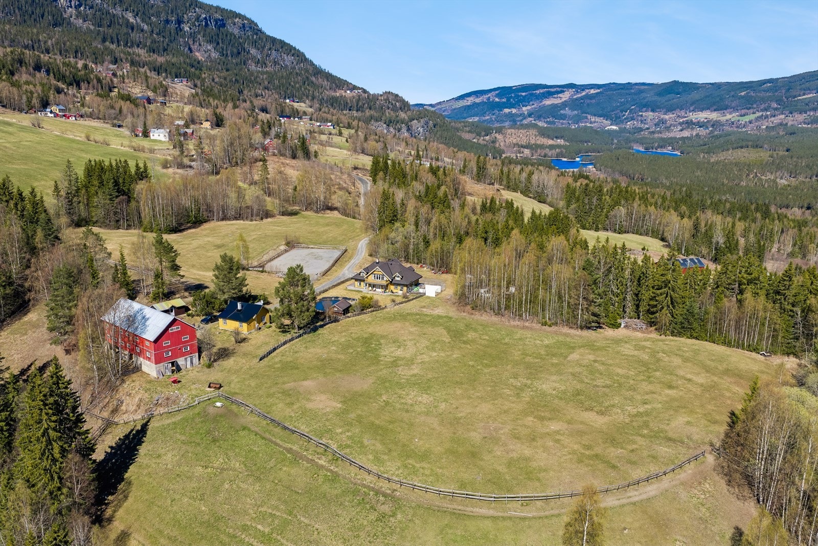 Med fin beliggenhet i Åbjør og støl i vakre omgivelser på Ølsjøbakkadn, er Fjølamoen et fint utgangspunkt for de som ønsker seg god plass i landlige omgivelser. Galleribilde