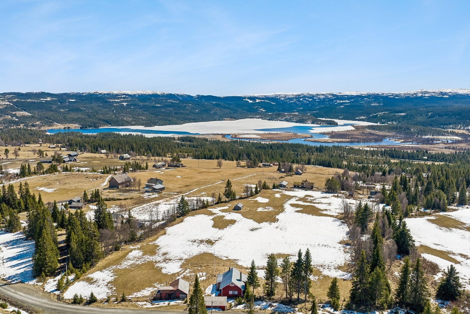 Stølen har et gammelt sæl med flere koselige rom, bla. stue, kjøkken og to soverom. Innlagt strøm. På stølen er det også eldre sommerfjøs og enkelt uthus. Galleribilde