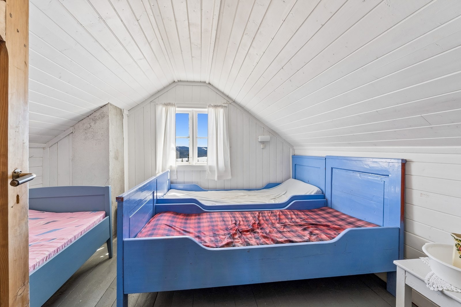 På hemsen er det rom med sjarmerende skråtak. Rommene tilfredsstiller ikke kravene til varig opphold eller soverom. Galleribilde