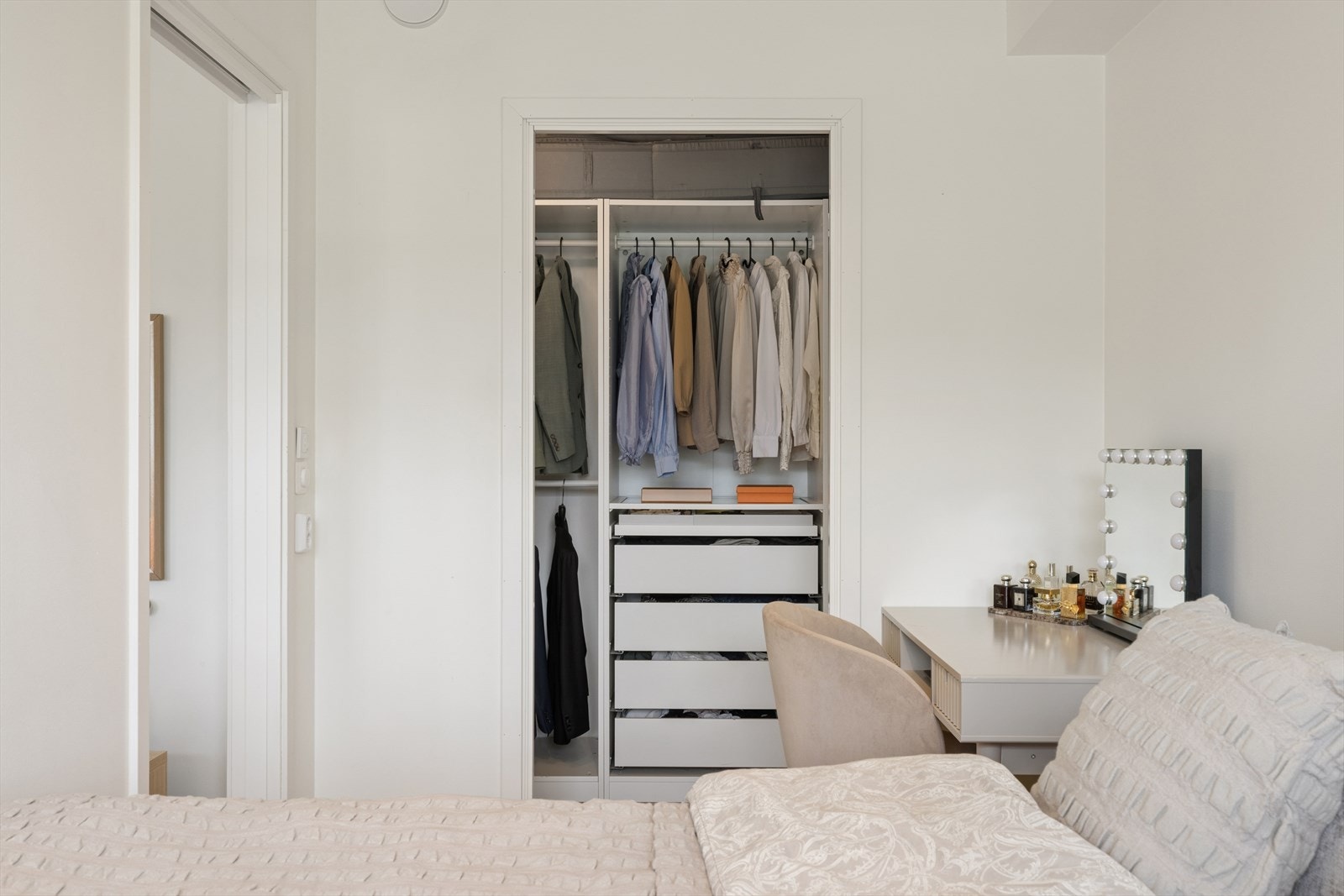 I tilknytning til soverommet er det en praktisk walk-in-garderobe med god lagringsplass. Galleribilde